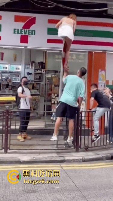 香港小三捉奸711楼上酒店光腚翻窗大逃亡,屁股一晃露逼惊呆众人,阿三救人嘴喊加油眼睛死盯骚逼 第2张 香港小三捉奸711楼上酒店光腚翻窗大逃亡,屁股一晃露逼惊呆众人,阿三救人嘴喊加油眼睛死盯骚逼 第2张