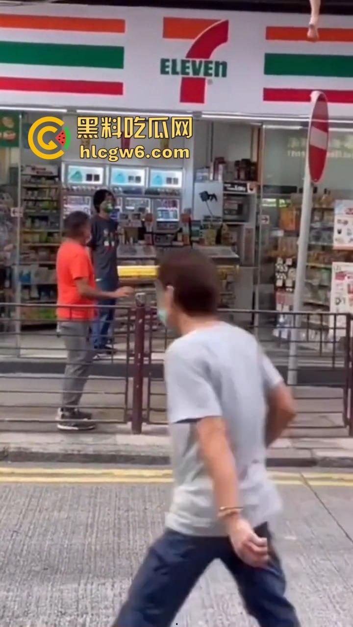 香港小三捉奸711楼上酒店光腚翻窗大逃亡,屁股一晃露逼惊呆众人,阿三救人嘴喊加油眼睛死盯骚逼 第3张 香港小三捉奸711楼上酒店光腚翻窗大逃亡,屁股一晃露逼惊呆众人,阿三救人嘴喊加油眼睛死盯骚逼 第3张