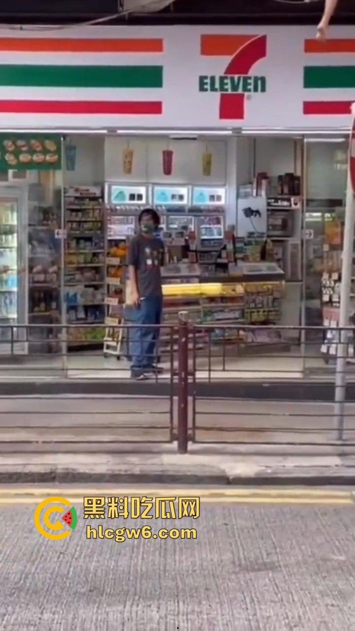 香港小三捉奸711楼上酒店光腚翻窗大逃亡,屁股一晃露逼惊呆众人,阿三救人嘴喊加油眼睛死盯骚逼 第4张 香港小三捉奸711楼上酒店光腚翻窗大逃亡,屁股一晃露逼惊呆众人,阿三救人嘴喊加油眼睛死盯骚逼 第4张