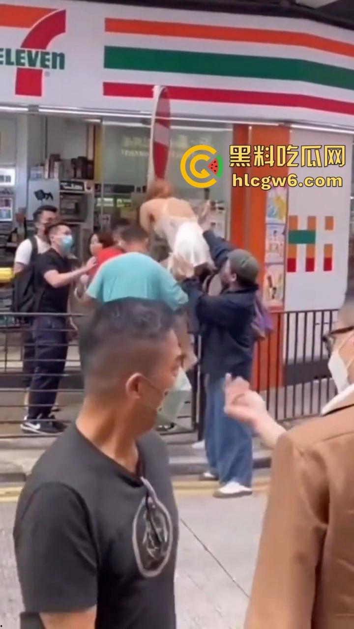 香港小三捉奸711楼上酒店光腚翻窗大逃亡,屁股一晃露逼惊呆众人,阿三救人嘴喊加油眼睛死盯骚逼 第5张 香港小三捉奸711楼上酒店光腚翻窗大逃亡,屁股一晃露逼惊呆众人,阿三救人嘴喊加油眼睛死盯骚逼 第5张