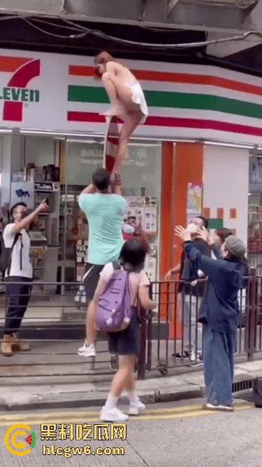 香港小三捉奸711楼上酒店光腚翻窗大逃亡,屁股一晃露逼惊呆众人,阿三救人嘴喊加油眼睛死盯骚逼 第7张 香港小三捉奸711楼上酒店光腚翻窗大逃亡,屁股一晃露逼惊呆众人,阿三救人嘴喊加油眼睛死盯骚逼 第7张