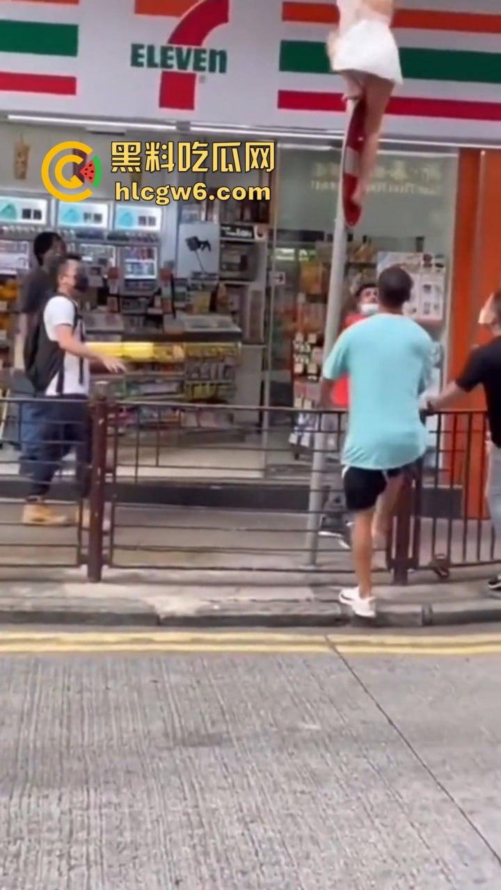 香港小三捉奸711楼上酒店光腚翻窗大逃亡,屁股一晃露逼惊呆众人,阿三救人嘴喊加油眼睛死盯骚逼 第10张 香港小三捉奸711楼上酒店光腚翻窗大逃亡,屁股一晃露逼惊呆众人,阿三救人嘴喊加油眼睛死盯骚逼 第10张