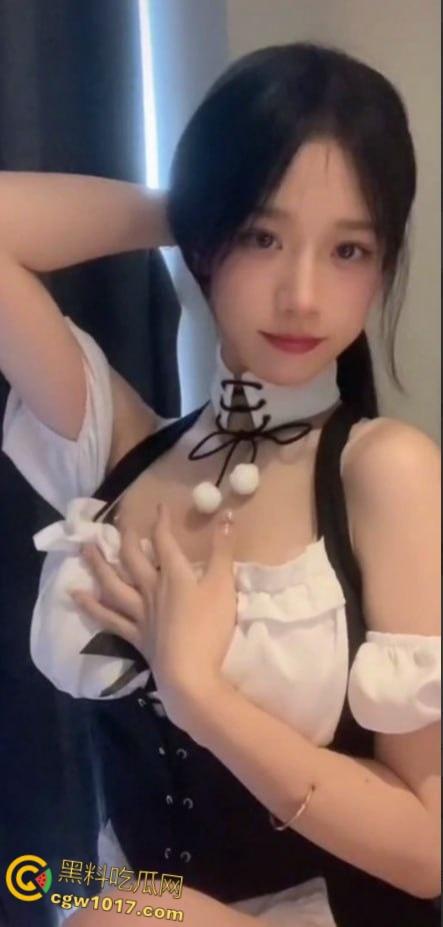 抖音百万粉丝女网红【小米粉】，为了流量竟然陪MCN负责人玩3P，娇小身材被各种爆操，实锤左手镯子都一摸一样！  第4张