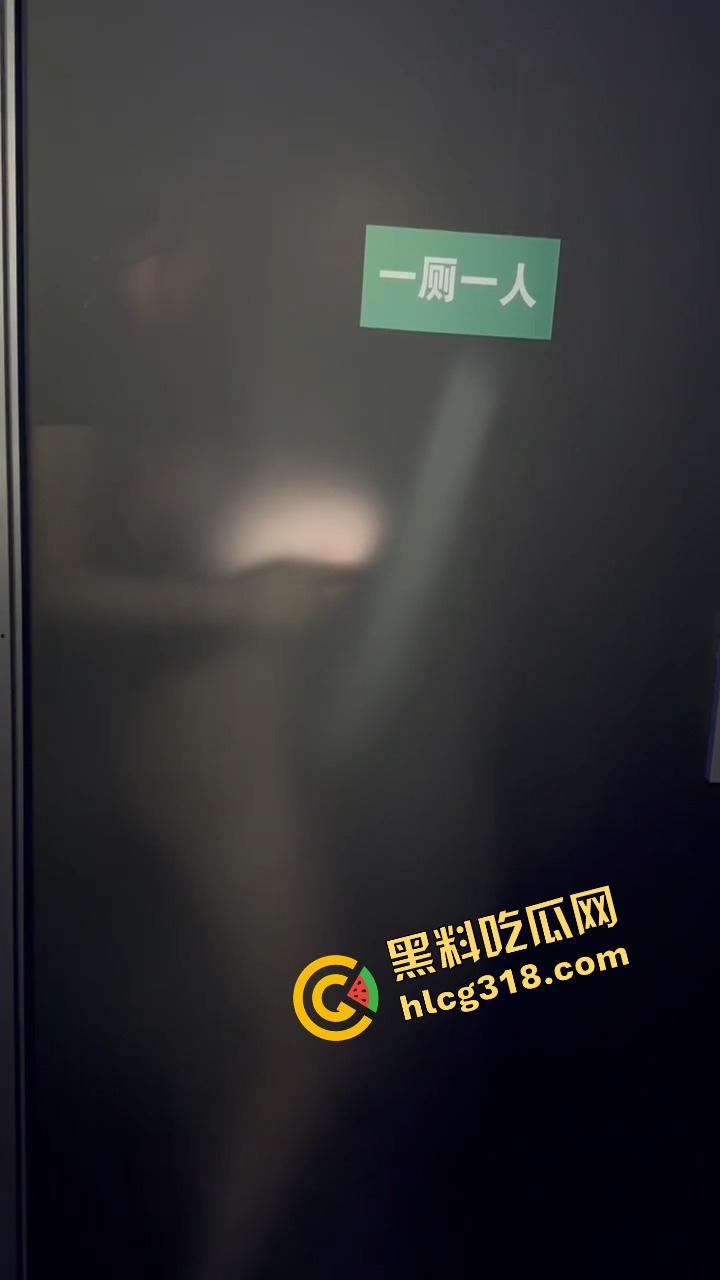 酒吧厕所整活，年轻男女激情日逼被抓个正着，妹子崩溃走出来低头躲镜头差点哭出声，表情尴尬到极致！  第6张