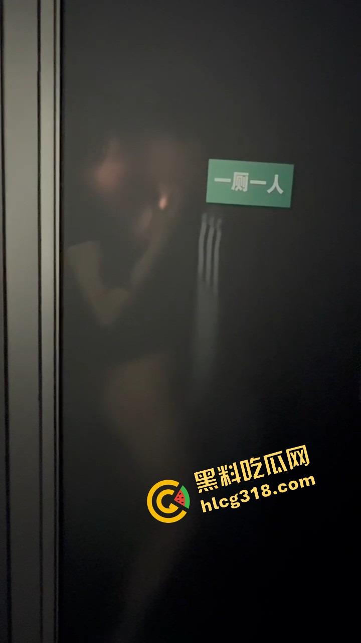 酒吧厕所整活，年轻男女激情日逼被抓个正着，妹子崩溃走出来低头躲镜头差点哭出声，表情尴尬到极致！  第7张
