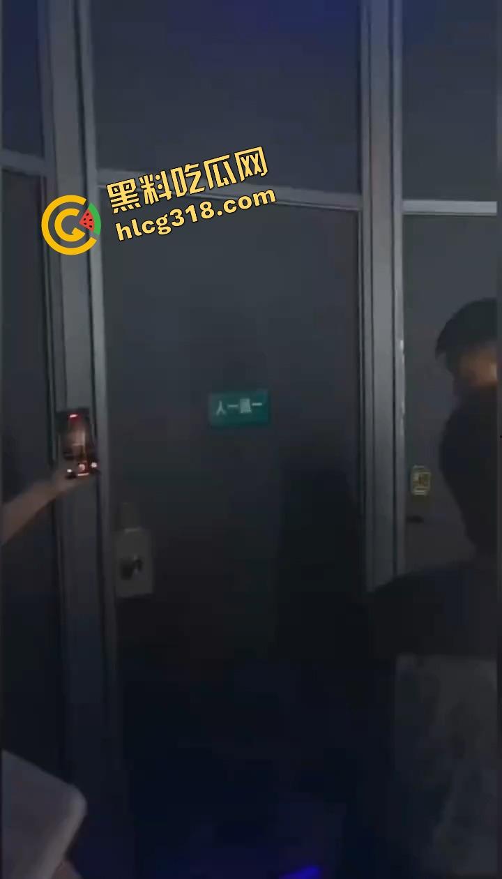酒吧厕所整活，年轻男女激情日逼被抓个正着，妹子崩溃走出来低头躲镜头差点哭出声，表情尴尬到极致！  第8张