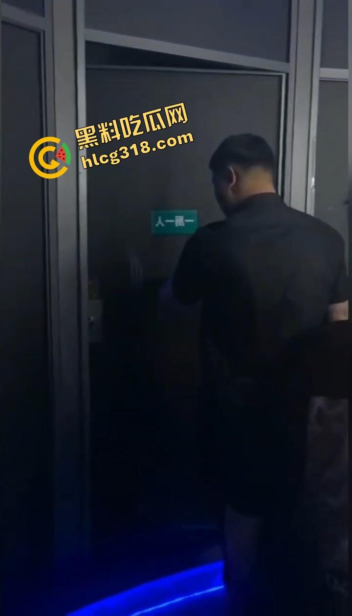 酒吧厕所整活，年轻男女激情日逼被抓个正着，妹子崩溃走出来低头躲镜头差点哭出声，表情尴尬到极致！  第9张