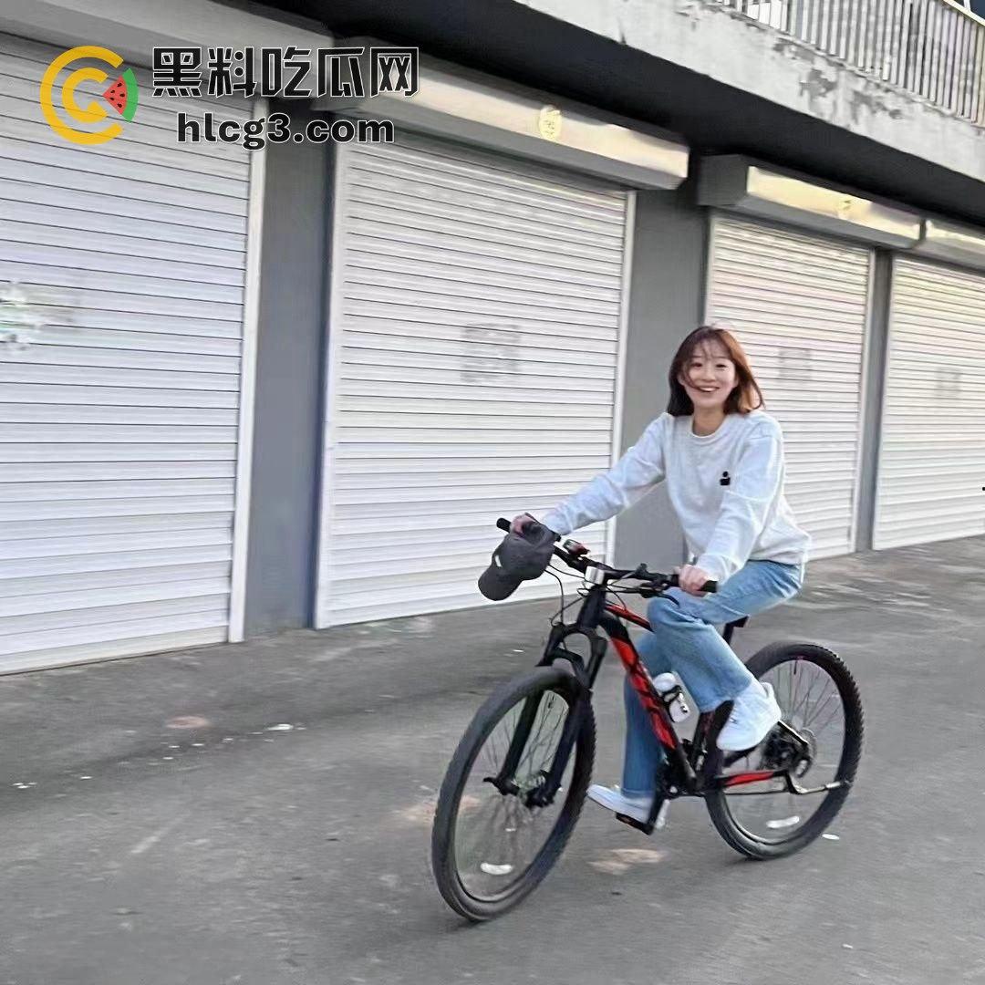 叶璇亲密旅拍视频流出，上海美女与青岛男友激情狂欢，云盘泄密大尺度片段引发轰动！  第2张