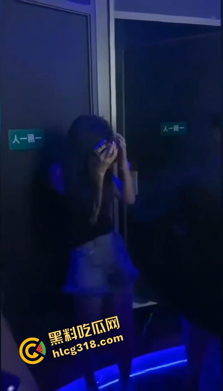 酒吧厕所整活，年轻男女激情日逼被抓个正着，妹子崩溃走出来低头躲镜头差点哭出声，表情尴尬到极致！  第12张