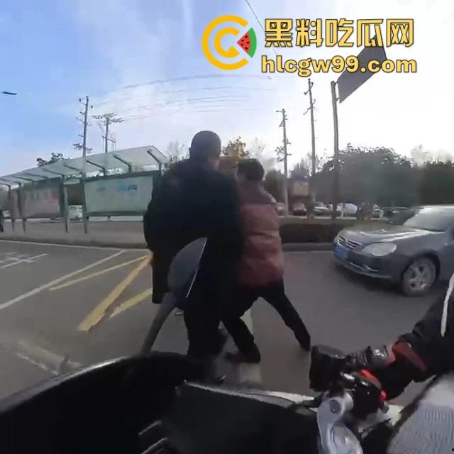 女骑士惨遭粗口boy暴风输出,过个马路直接破防,被街头国粹连招骂懵,全程高能输出不带重样! 第5张 女骑士惨遭粗口boy暴风输出,过个马路直接破防,被街头国粹连招骂懵,全程高能输出不带重样! 第5张
