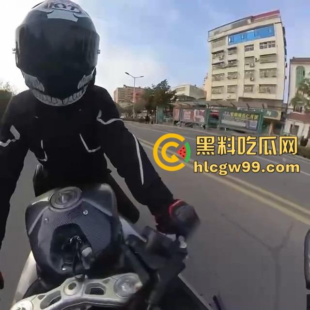 女骑士惨遭粗口boy暴风输出,过个马路直接破防,被街头国粹连招骂懵,全程高能输出不带重样! 第11张 女骑士惨遭粗口boy暴风输出,过个马路直接破防,被街头国粹连招骂懵,全程高能输出不带重样! 第11张