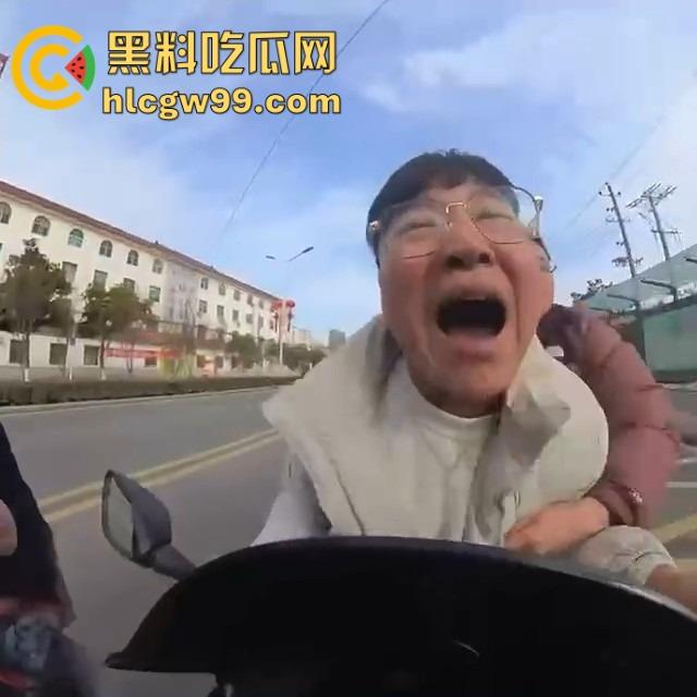 女骑士惨遭粗口boy暴风输出,过个马路直接破防,被街头国粹连招骂懵,全程高能输出不带重样! 第13张 女骑士惨遭粗口boy暴风输出,过个马路直接破防,被街头国粹连招骂懵,全程高能输出不带重样! 第13张