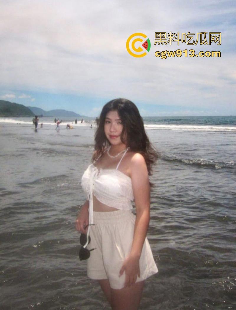 香港医学大学【李咏媚】校外兼职车模被金主相中，重金拿下调教，后入暴操肥臀细腰，道具开发肛穴！  第5张