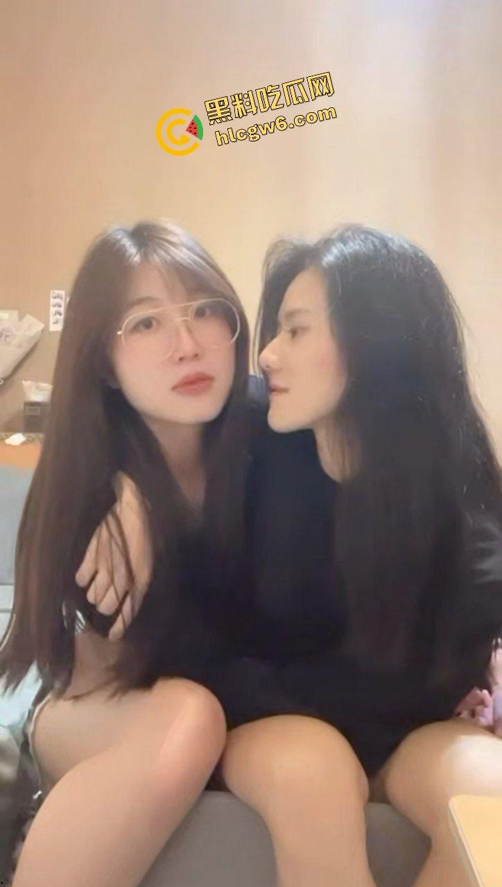 四川成都反差骚鸡女同le『胡胡晓晓』饥渴间互相舔逼激情！欠操模样超淫荡！原创独家流出！  第1张