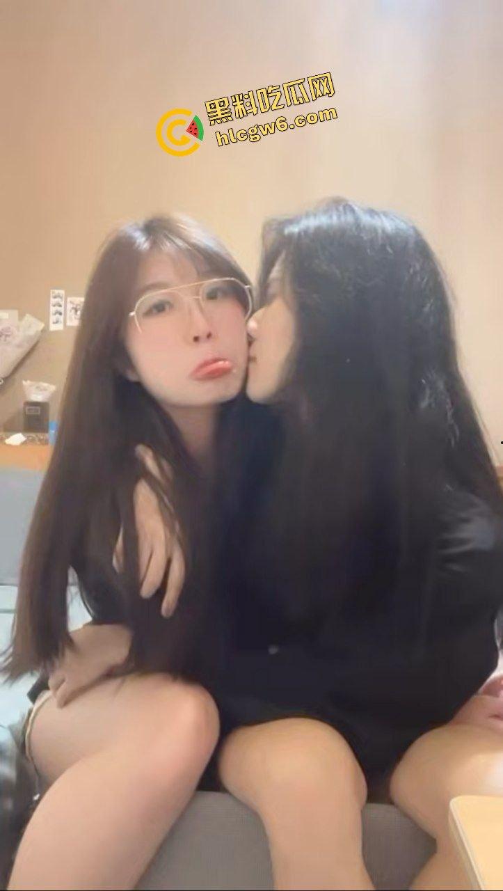 四川成都反差骚鸡女同le『胡胡晓晓』饥渴间互相舔逼激情！欠操模样超淫荡！原创独家流出！  第4张