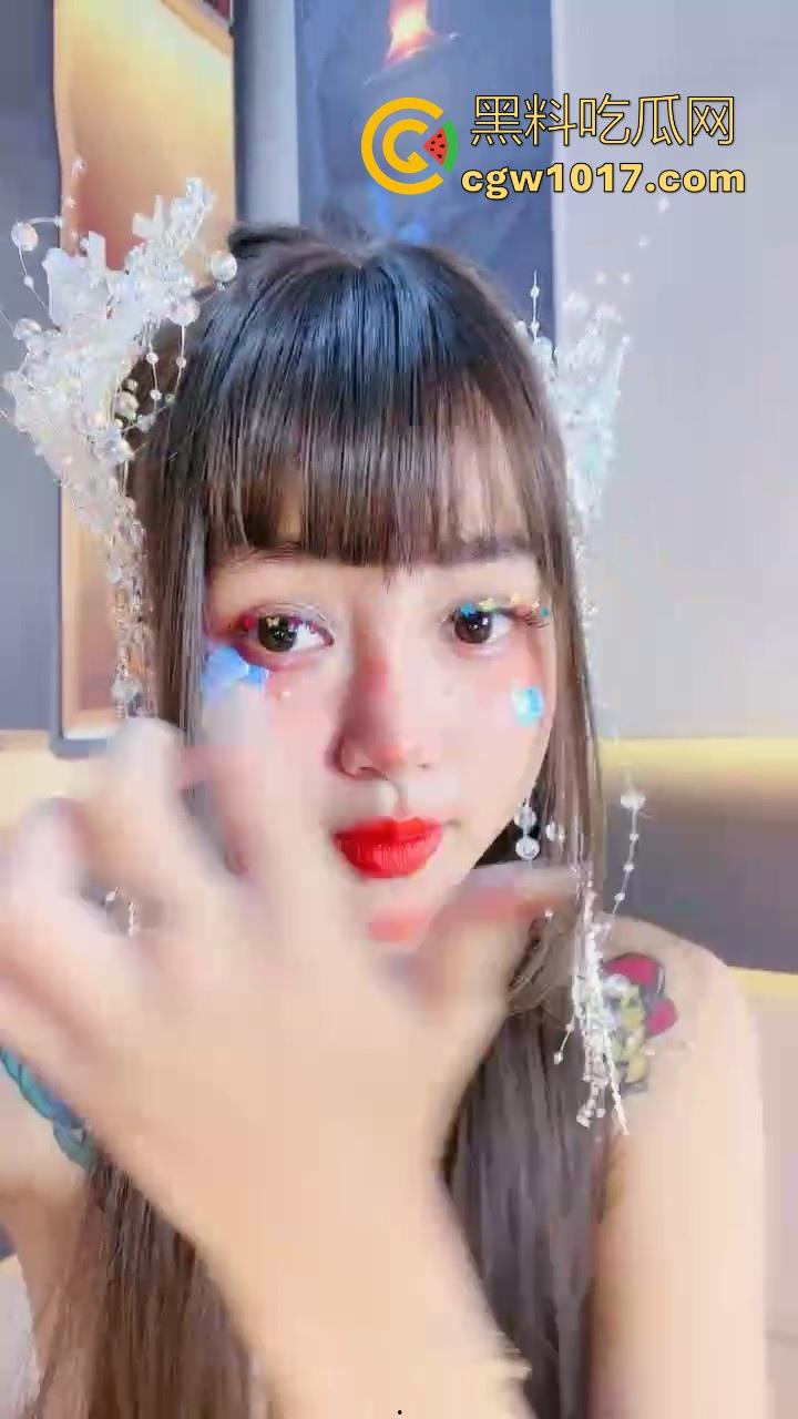 重口扩阴！【运动老师】直播拳交，巨大假鸡巴猛塞小穴，精神小妹的阴道巨大无比，看表情都塞习惯了！  第1张