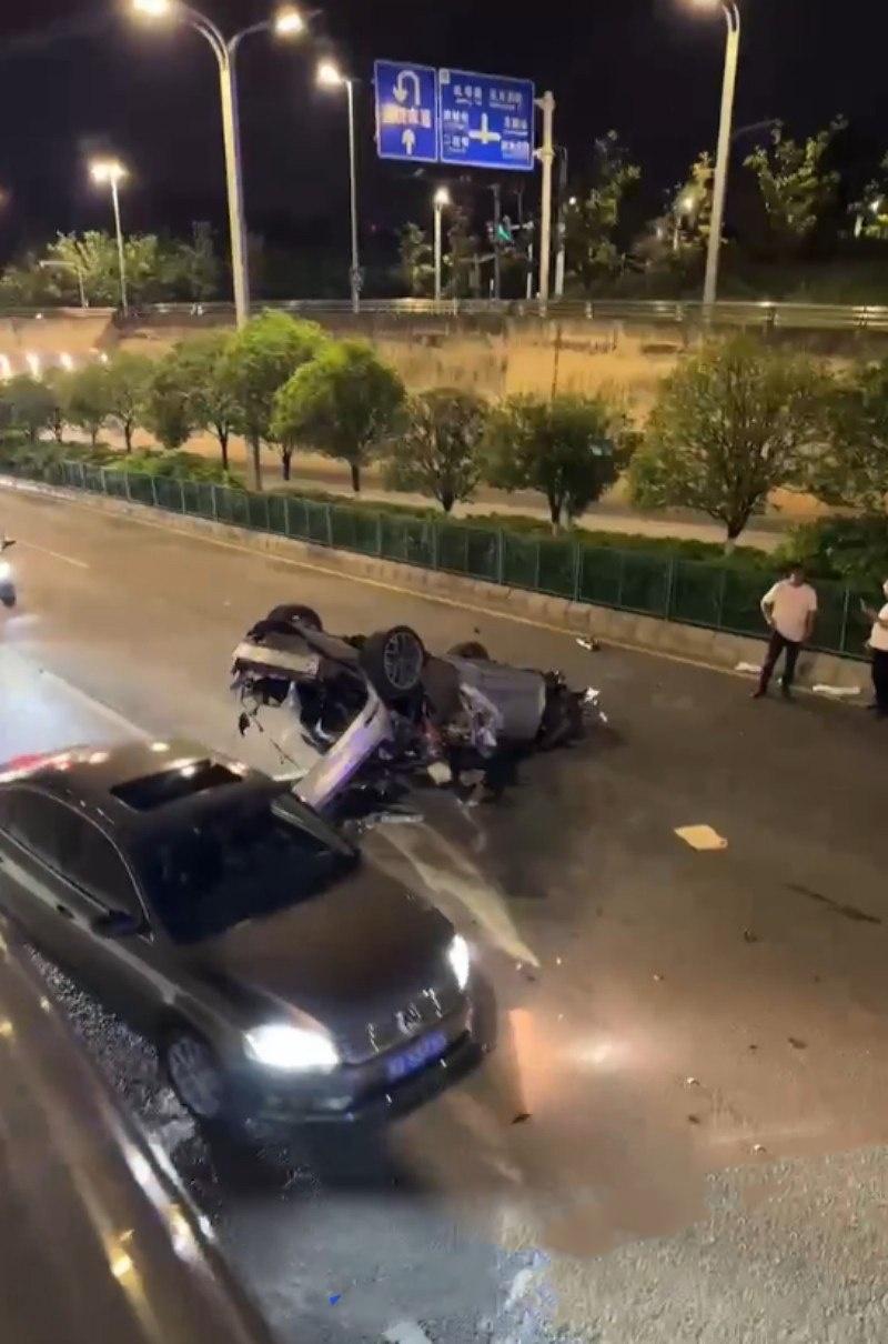 惨烈飞车爆脑!贵阳小米su7车主半夜上演激情狂飙,操作失误撞车造成1人当场死亡,现场惨烈恐怖 第6张 惨烈飞车爆脑!贵阳小米su7车主半夜上演激情狂飙,操作失误撞车造成1人当场死亡,现场惨烈恐怖 第6张