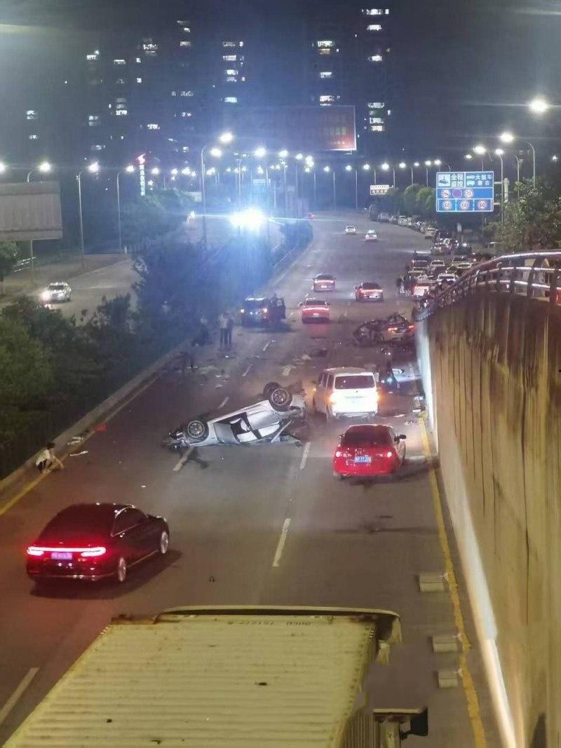 惨烈飞车爆脑!贵阳小米su7车主半夜上演激情狂飙,操作失误撞车造成1人当场死亡,现场惨烈恐怖 第7张 惨烈飞车爆脑!贵阳小米su7车主半夜上演激情狂飙,操作失误撞车造成1人当场死亡,现场惨烈恐怖 第7张