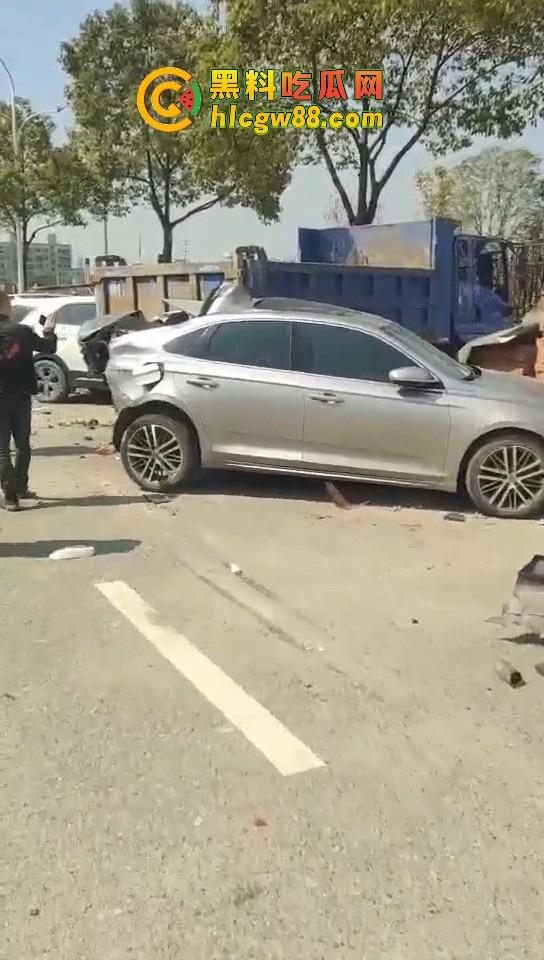 温州女司机上演生死时速，新手误把油门当刹车，狂飙130迈停不下来，最后靠撞车减速！  第2张