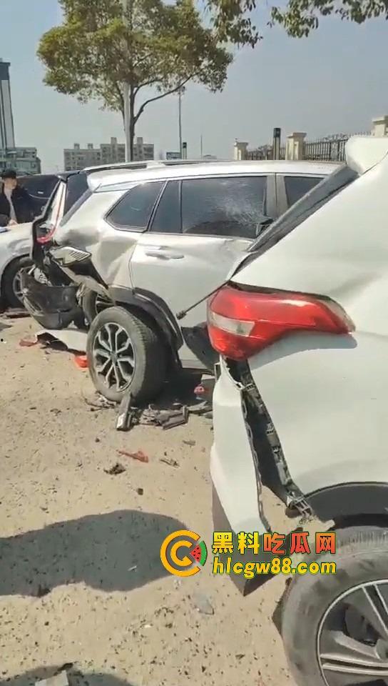 温州女司机上演生死时速，新手误把油门当刹车，狂飙130迈停不下来，最后靠撞车减速！  第3张