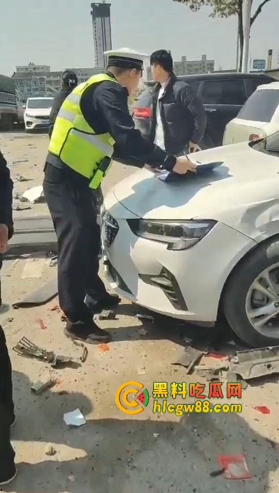 温州女司机上演生死时速，新手误把油门当刹车，狂飙130迈停不下来，最后靠撞车减速！  第4张