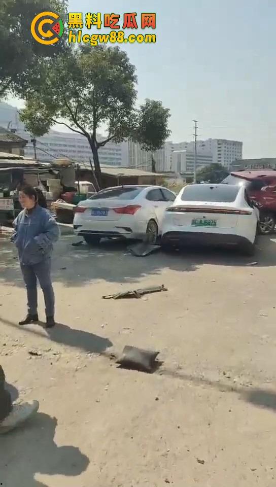 温州女司机上演生死时速，新手误把油门当刹车，狂飙130迈停不下来，最后靠撞车减速！  第5张