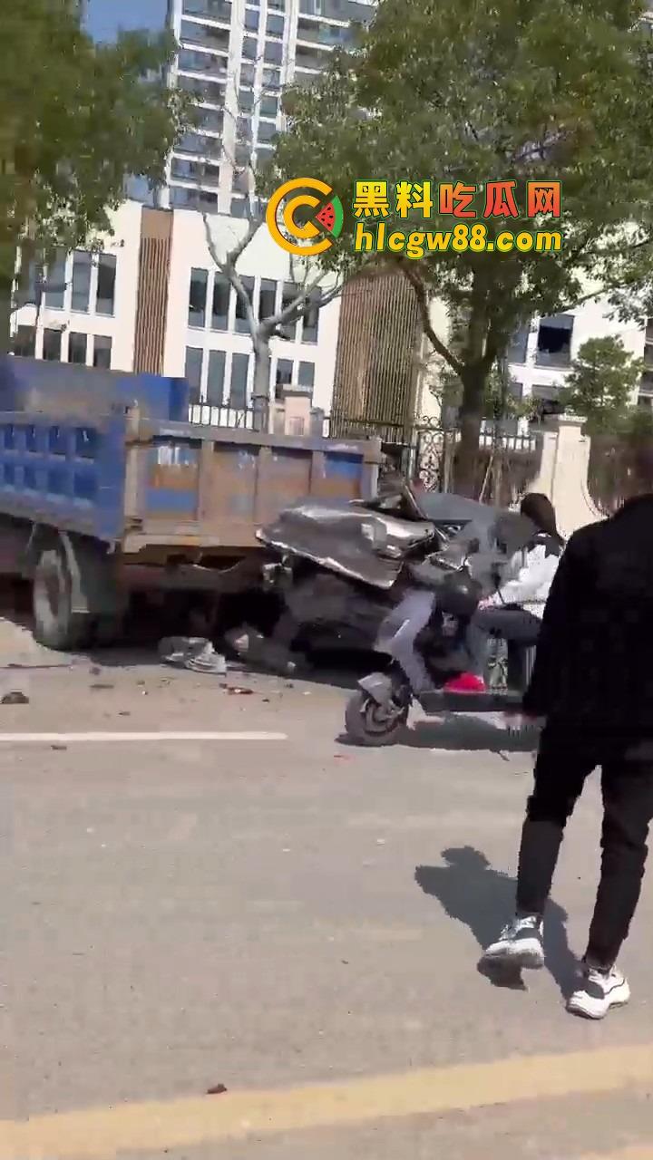 温州女司机上演生死时速，新手误把油门当刹车，狂飙130迈停不下来，最后靠撞车减速！  第8张