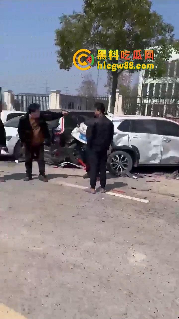 温州女司机上演生死时速，新手误把油门当刹车，狂飙130迈停不下来，最后靠撞车减速！  第9张