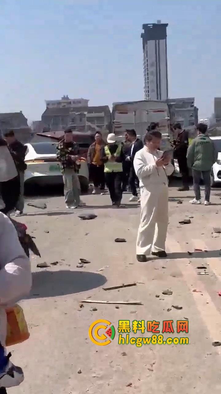 温州女司机上演生死时速，新手误把油门当刹车，狂飙130迈停不下来，最后靠撞车减速！  第11张