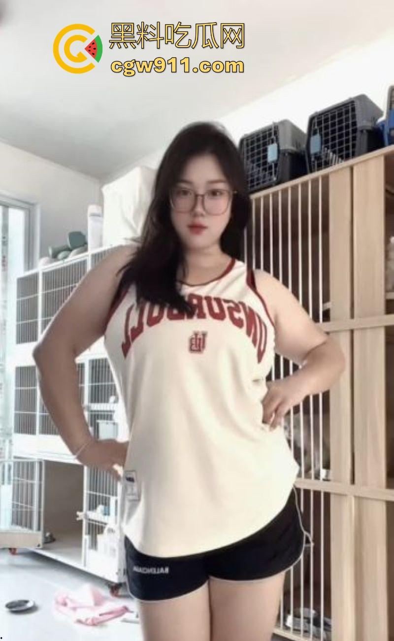快手巨乳网红【波妞】私密私拍流出，微胖坦克吊钟乳肥臀，摇曳生姿骑乘，极品身材如视觉盛宴！  第3张