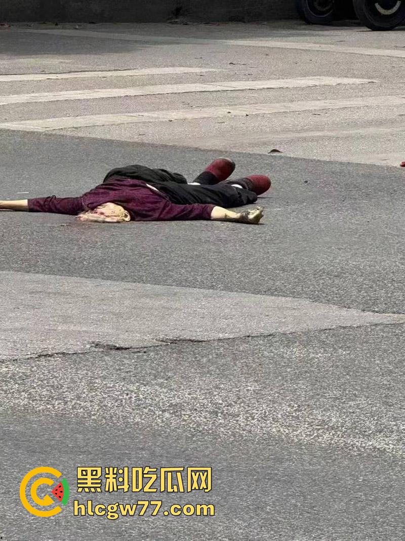 惨烈断头车祸，贵州省黔东南苗族侗族自治州，汽车下坡失控，碾压行人头都撞飞了！  第1张