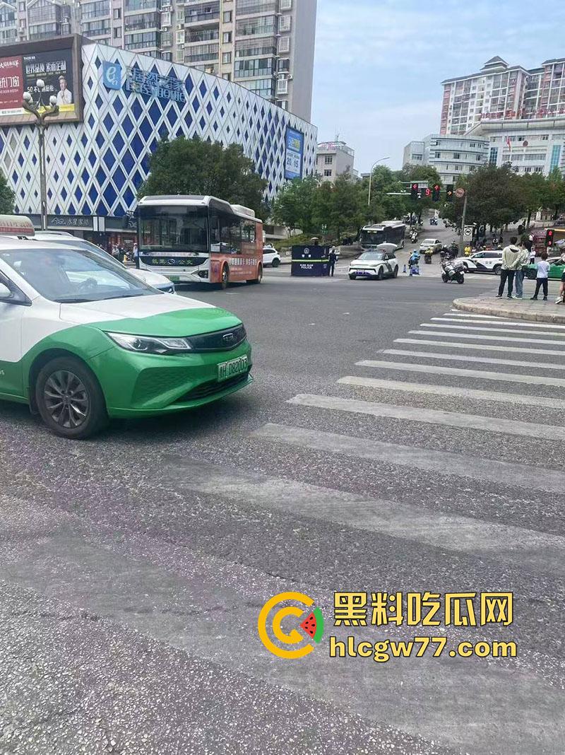 惨烈断头车祸，贵州省黔东南苗族侗族自治州，汽车下坡失控，碾压行人头都撞飞了！  第3张