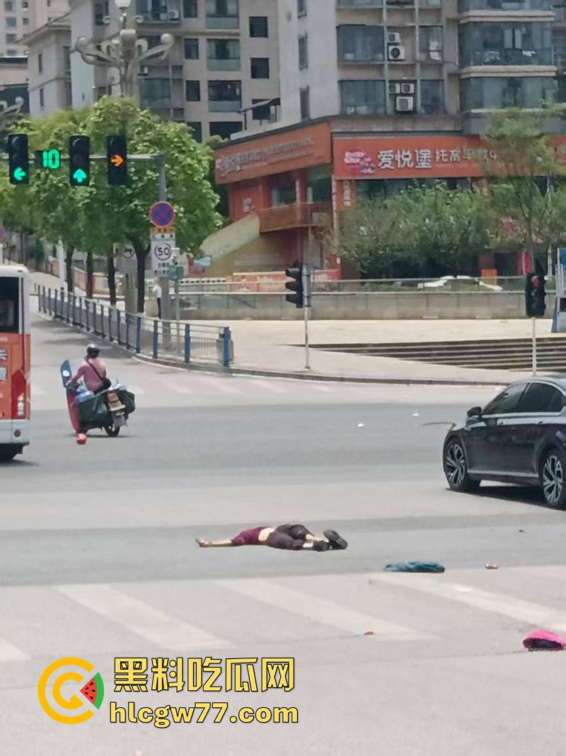 惨烈断头车祸，贵州省黔东南苗族侗族自治州，汽车下坡失控，碾压行人头都撞飞了！  第4张