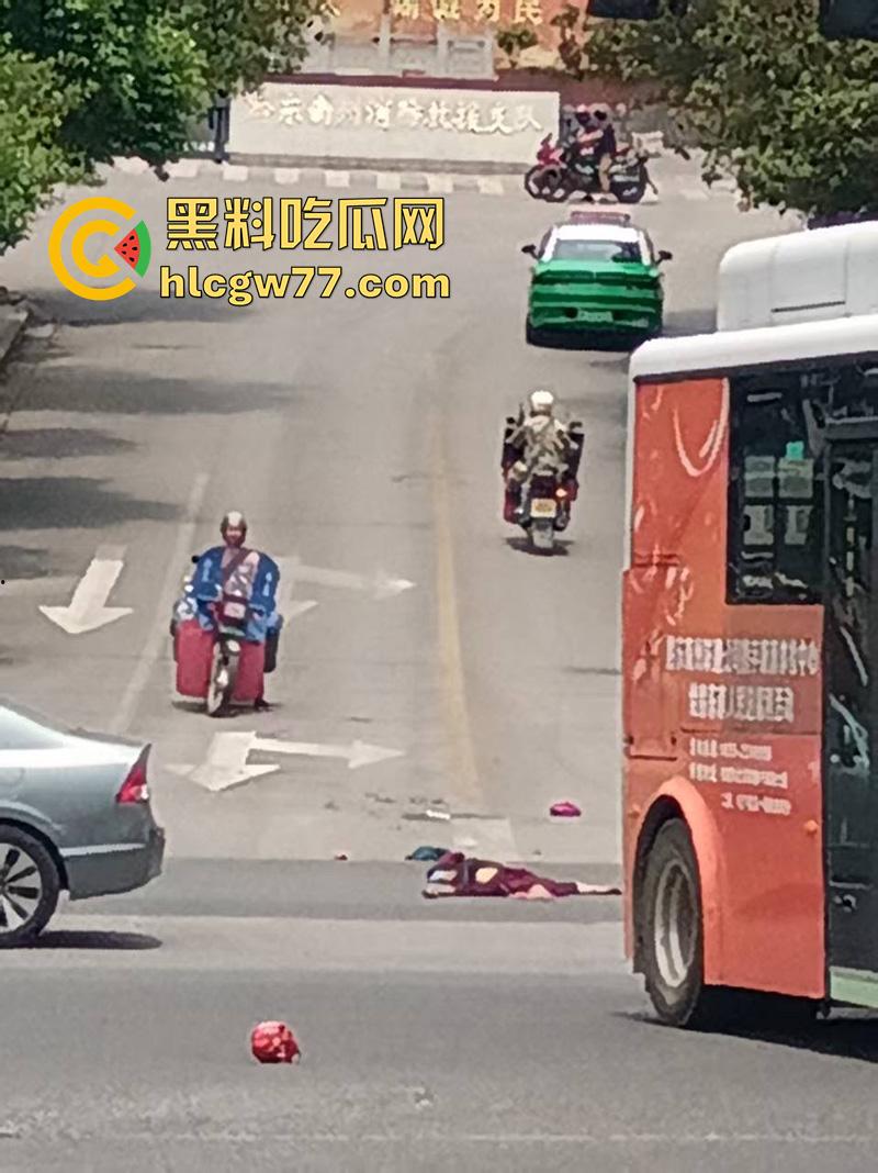 惨烈断头车祸，贵州省黔东南苗族侗族自治州，汽车下坡失控，碾压行人头都撞飞了！  第5张