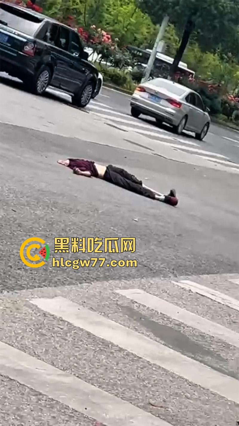 惨烈断头车祸，贵州省黔东南苗族侗族自治州，汽车下坡失控，碾压行人头都撞飞了！  第7张