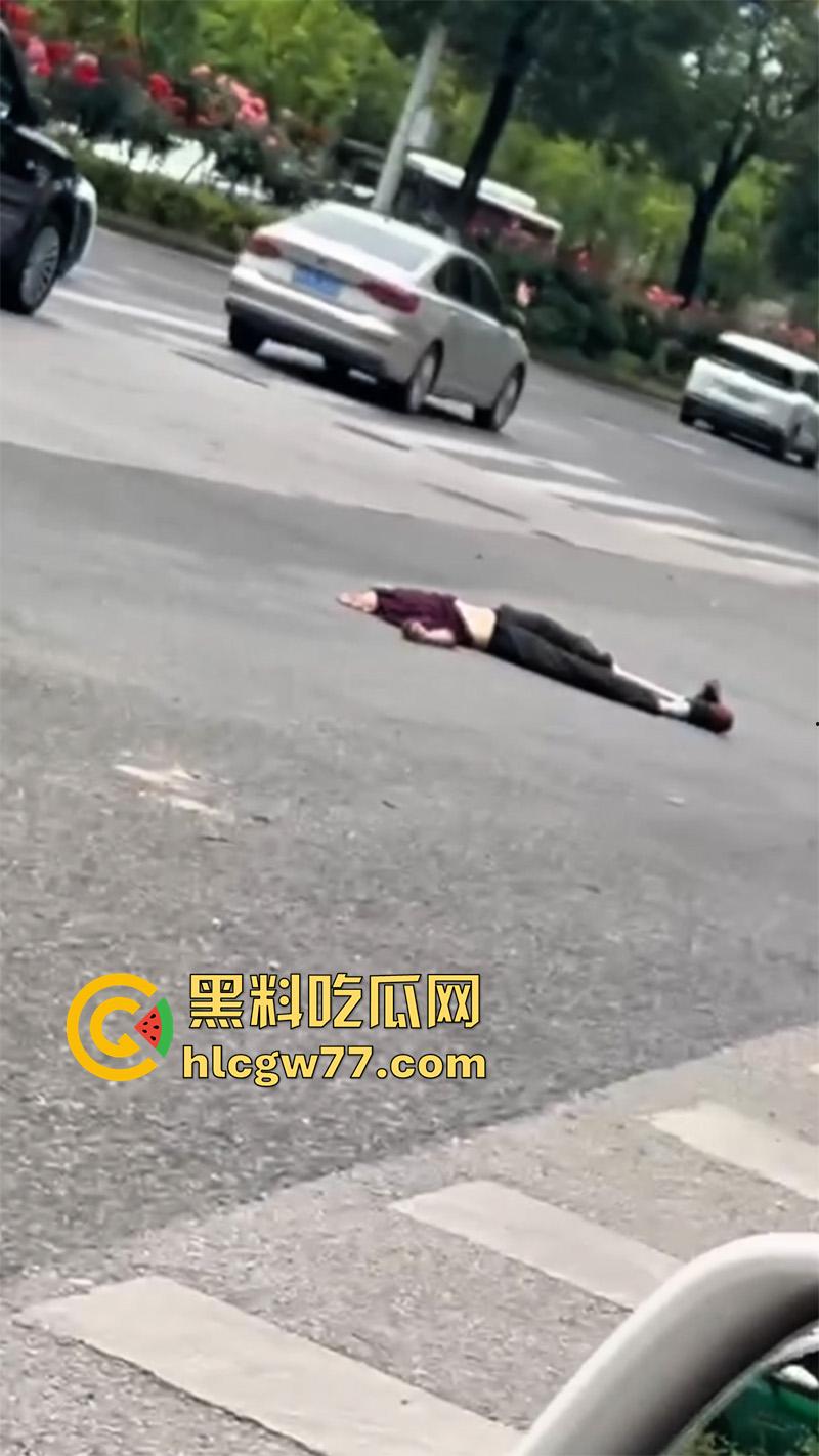 惨烈断头车祸，贵州省黔东南苗族侗族自治州，汽车下坡失控，碾压行人头都撞飞了！  第8张