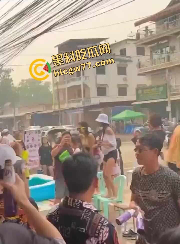 柬埔寨泼水节炸裂 绿框眼镜白奶极品妹子当街脱奶罩裸舞 巨乳摇爆全场 活菩萨级骚到飞起！  第1张