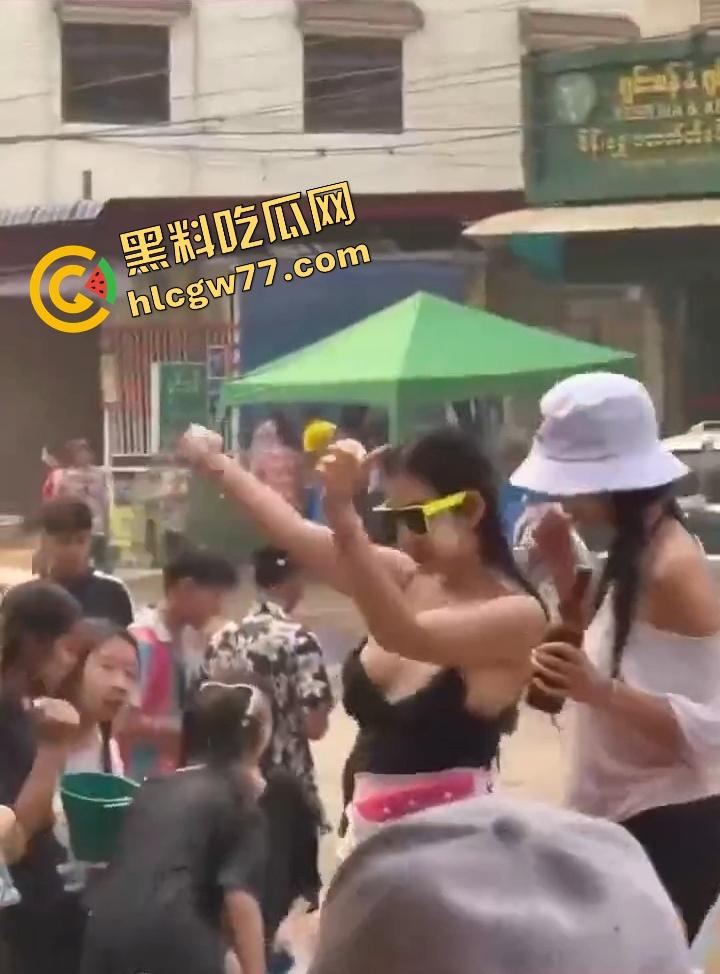 柬埔寨泼水节炸裂 绿框眼镜白奶极品妹子当街脱奶罩裸舞 巨乳摇爆全场 活菩萨级骚到飞起！  第2张
