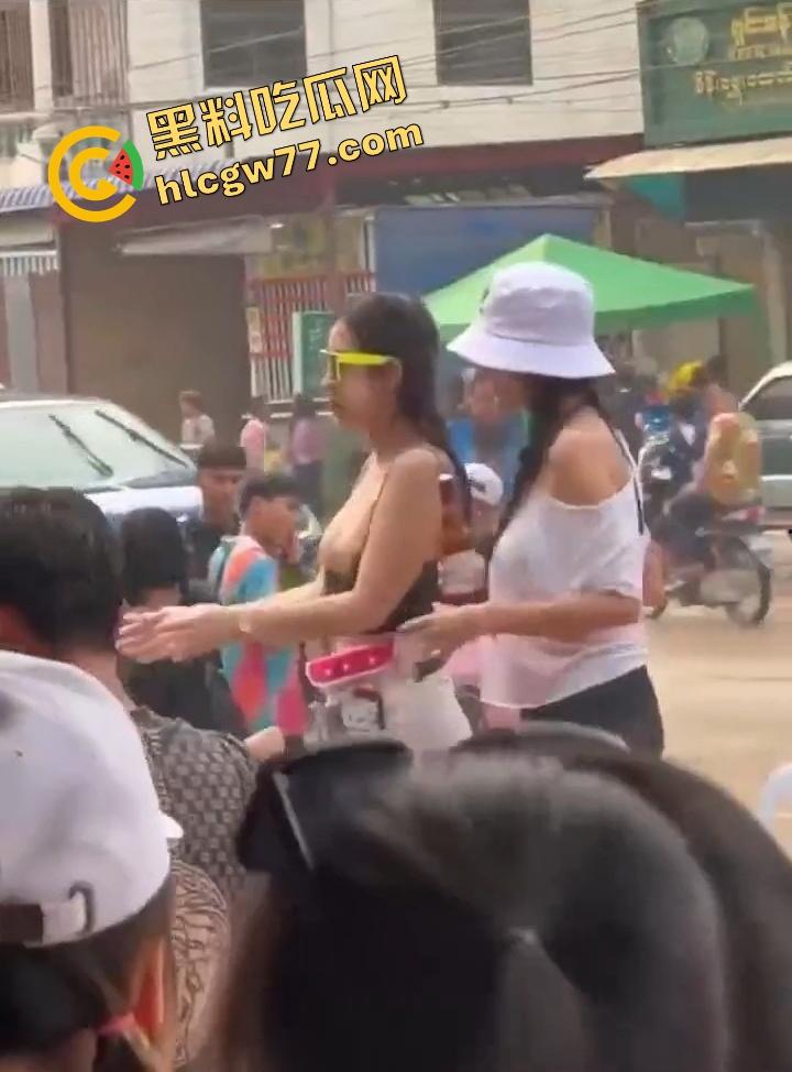 柬埔寨泼水节炸裂 绿框眼镜白奶极品妹子当街脱奶罩裸舞 巨乳摇爆全场 活菩萨级骚到飞起！  第3张