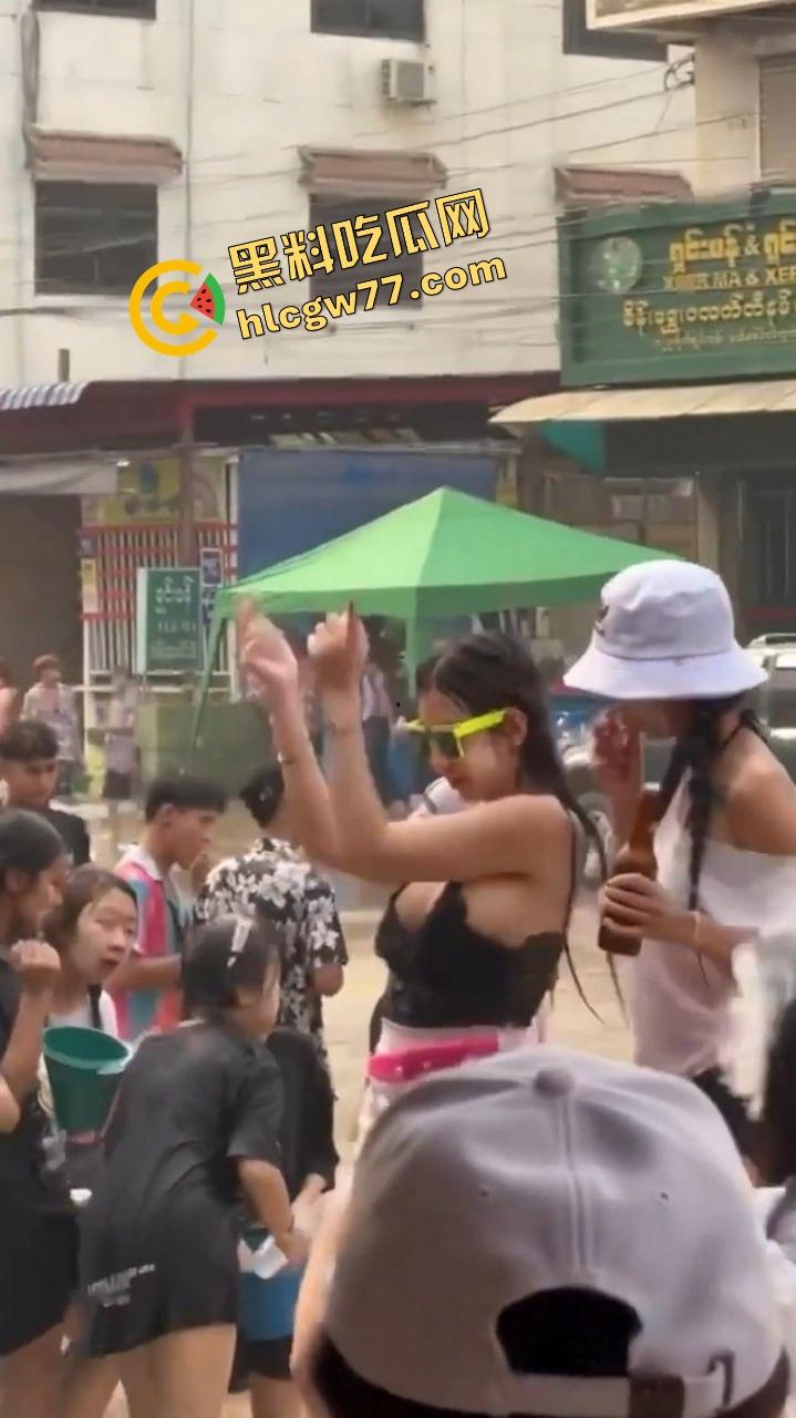 柬埔寨泼水节炸裂 绿框眼镜白奶极品妹子当街脱奶罩裸舞 巨乳摇爆全场 活菩萨级骚到飞起！  第4张