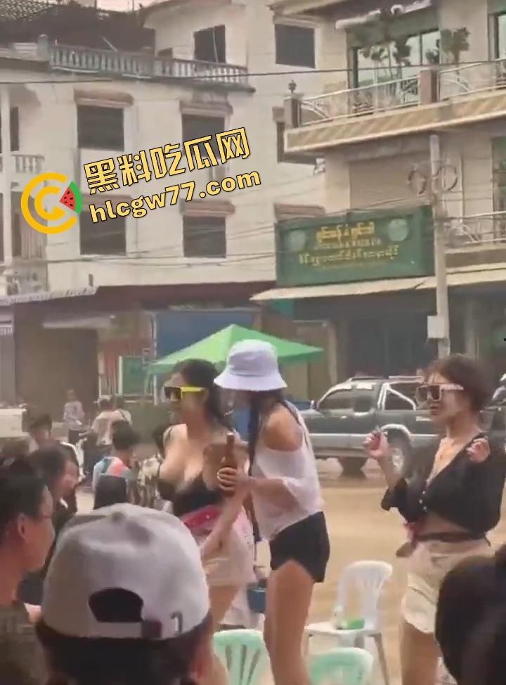 柬埔寨泼水节炸裂 绿框眼镜白奶极品妹子当街脱奶罩裸舞 巨乳摇爆全场 活菩萨级骚到飞起！  第7张