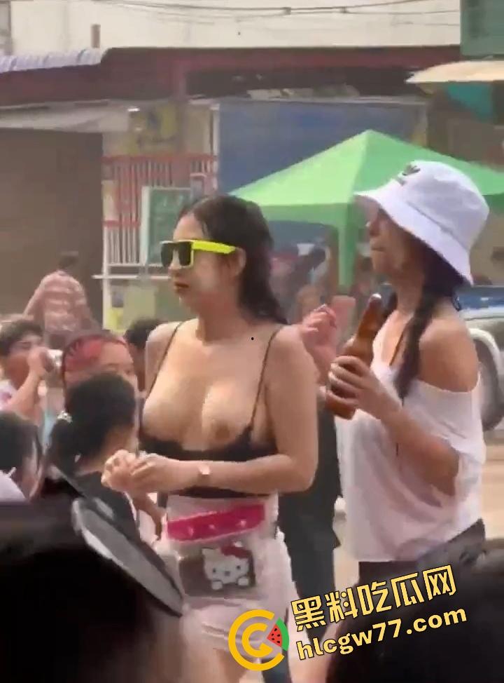 柬埔寨泼水节炸裂 绿框眼镜白奶极品妹子当街脱奶罩裸舞 巨乳摇爆全场 活菩萨级骚到飞起！  第10张