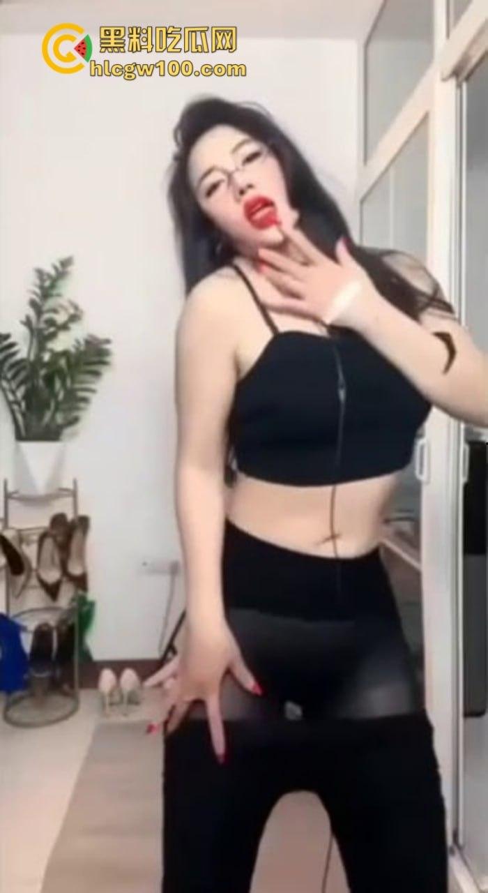 快手46w粉丝熟女【时尚辣妈雪姐】连体黑丝诱惑裸舞 擦边卖逼赚钱养家 付费私播流泄  第2张