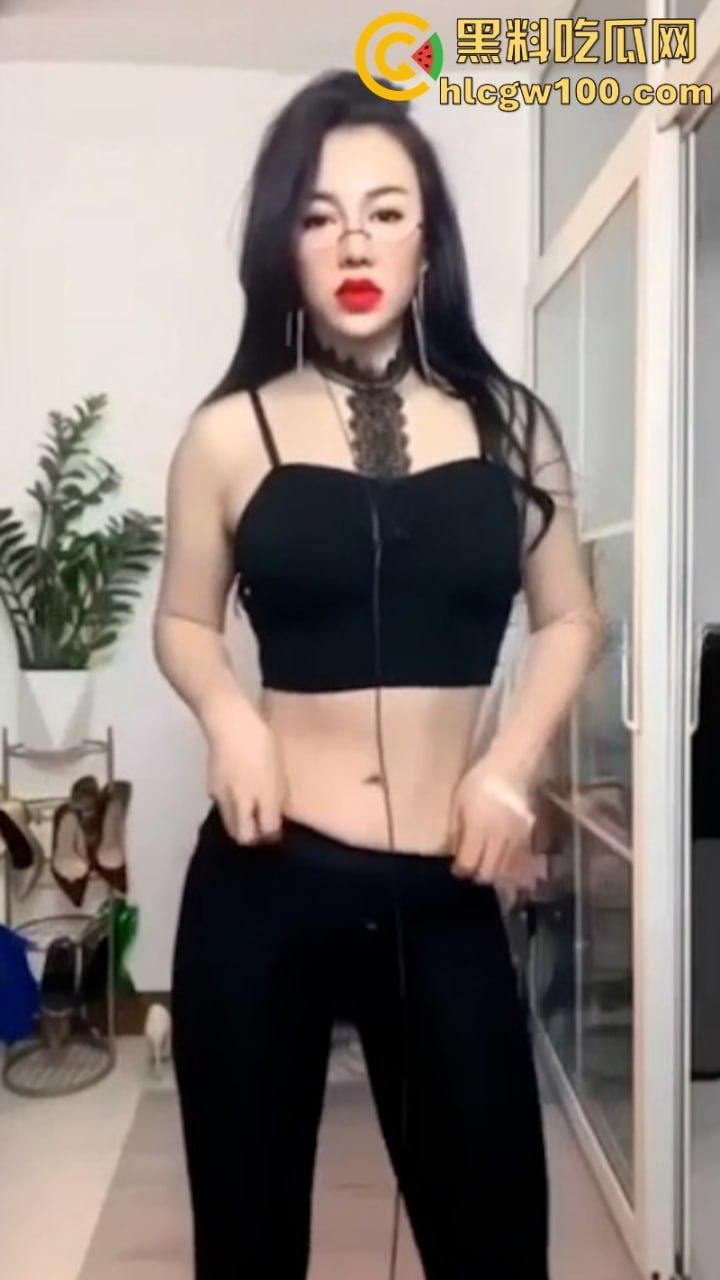 快手46w粉丝熟女【时尚辣妈雪姐】连体黑丝诱惑裸舞 擦边卖逼赚钱养家 付费私播流泄  第3张