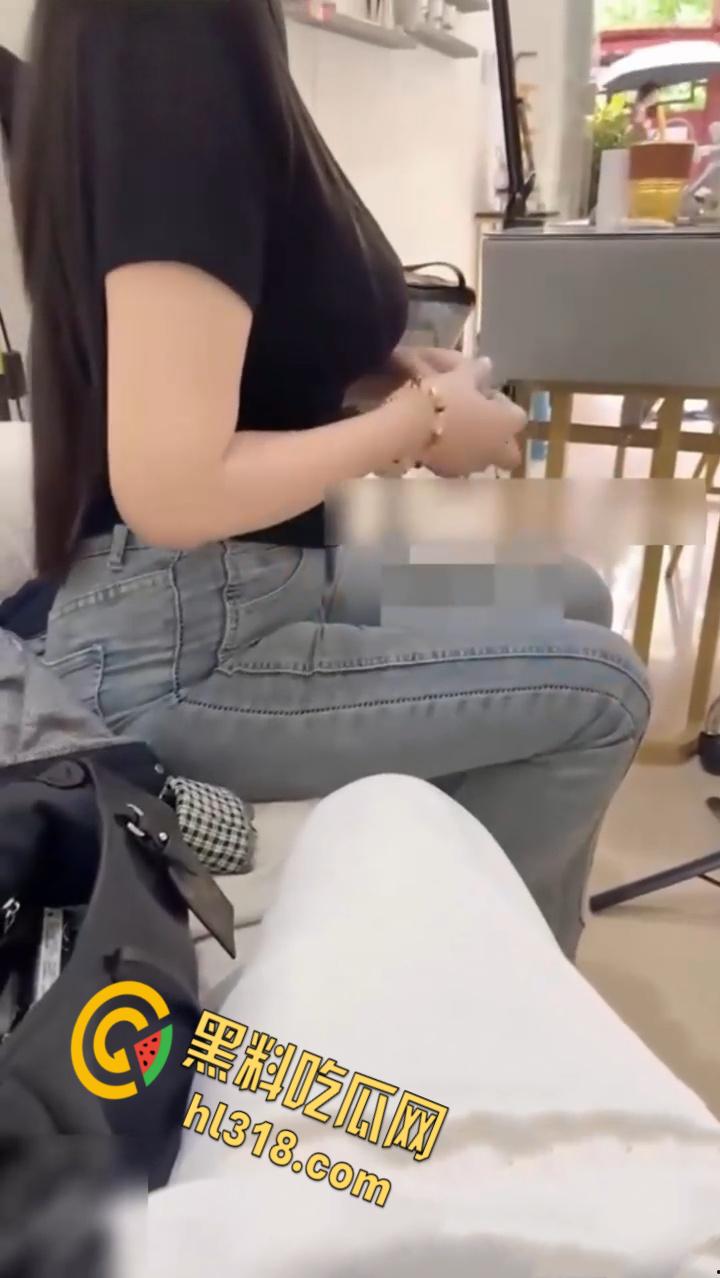 海角社区奶子即正义，美容店强推翘臀老板娘，厕所后入极品蜜桃臀，跪着口交的样子太诱人了 !  第1张