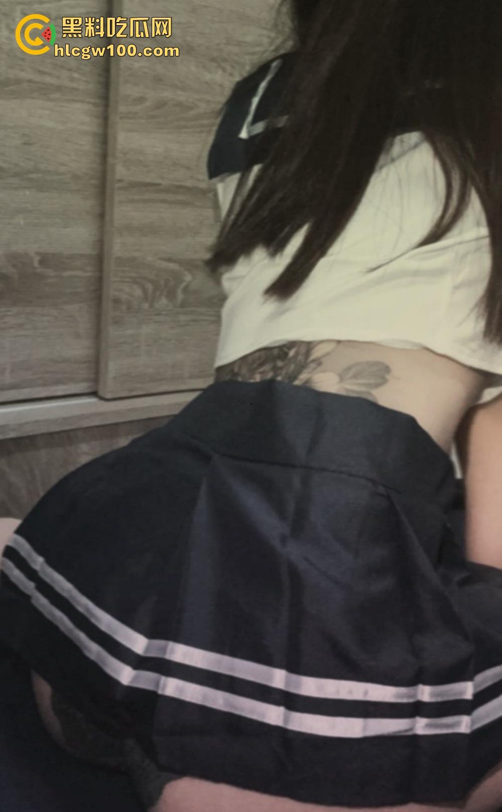 约炮大神亲曝极品操作21岁纹身大学妹【卢欣柔】铭文学生妹口技惊人，镜前口交被猛抽到高潮，这身材简直无敌！  第6张