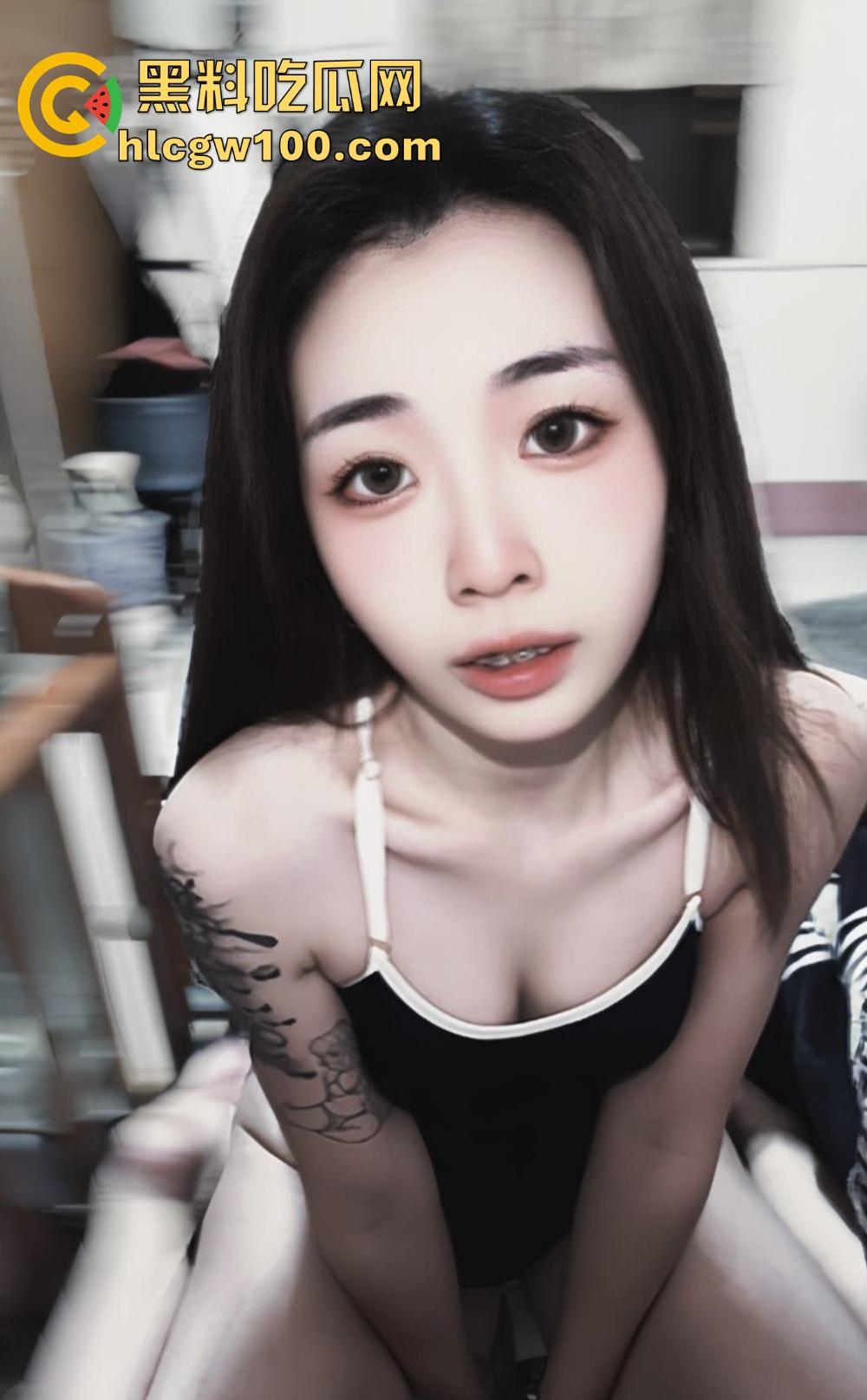 约炮大神亲曝极品操作21岁纹身大学妹【卢欣柔】铭文学生妹口技惊人，镜前口交被猛抽到高潮，这身材简直无敌！  第11张