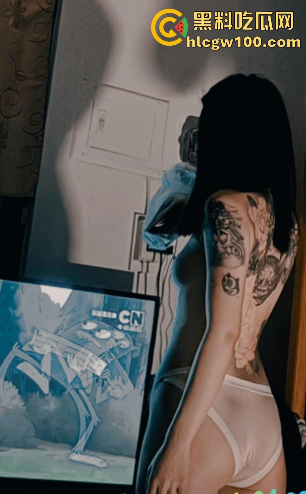 约炮大神亲曝极品操作21岁纹身大学妹【卢欣柔】铭文学生妹口技惊人，镜前口交被猛抽到高潮，这身材简直无敌！  第12张