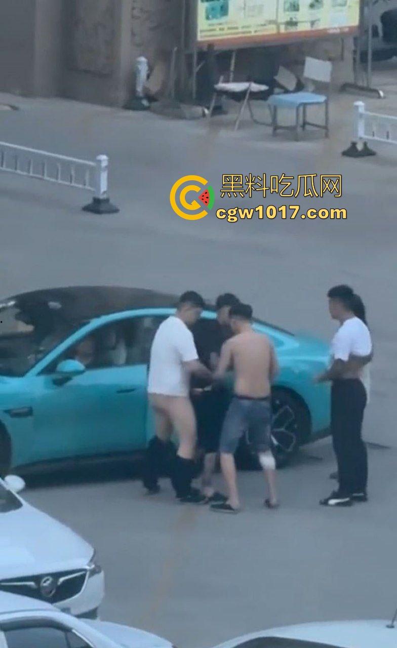 蓝色小米SU7男同野战视频曝光，光天化日俩男在车头大战，后入翘臀猛怼狂干，完全无视围观人异样眼光，小米SU7车震首选！  第5张