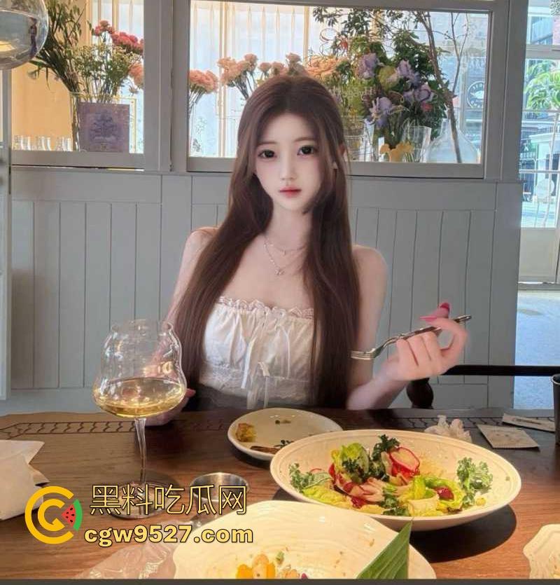 上海工商学院【刘亚雯】被金主爆操视频流出！情趣女仆装开档丝袜，后入狂野花式做爱，反差的极致魅惑！  第6张